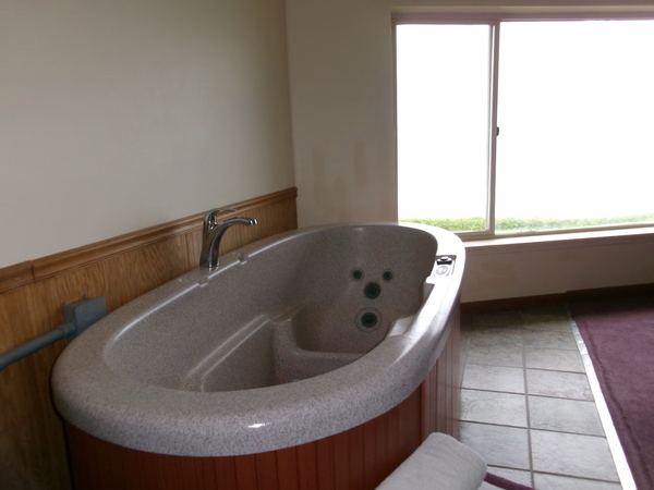 One Bedroom Oceanfront Suite with Hot Tub Photo 2