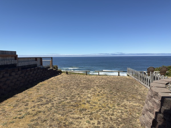 One Bedroom King Suite Oceanfront with Jetted Tub Photo 2