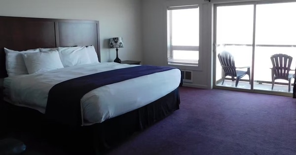 King Studio Oceanfront with Balcony Photo 2