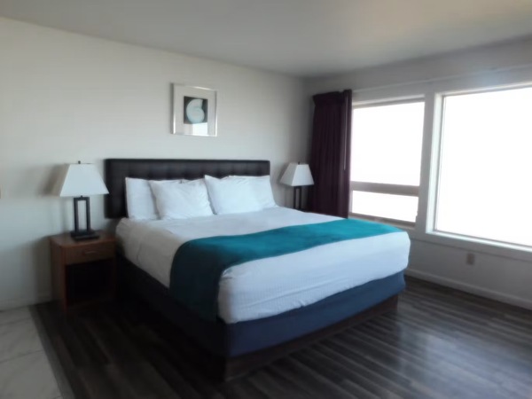 King Studio Oceanfront with Kitchenette - Corner View Photo 1