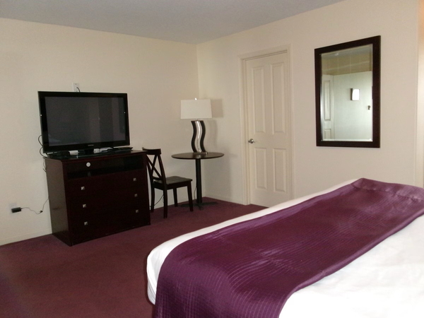 One Bedroom King Suite Oceanfront with Jetted Tub Photo 4