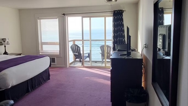 King Studio Oceanfront with Balcony Photo 3