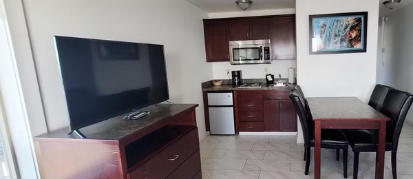 One Bedroom Oceanfront Suite with Balcony - Corner View Photo 3